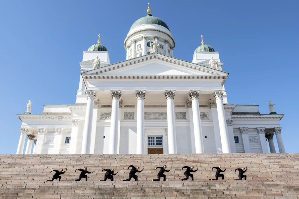 Tanssijat Senaatintorin portailla