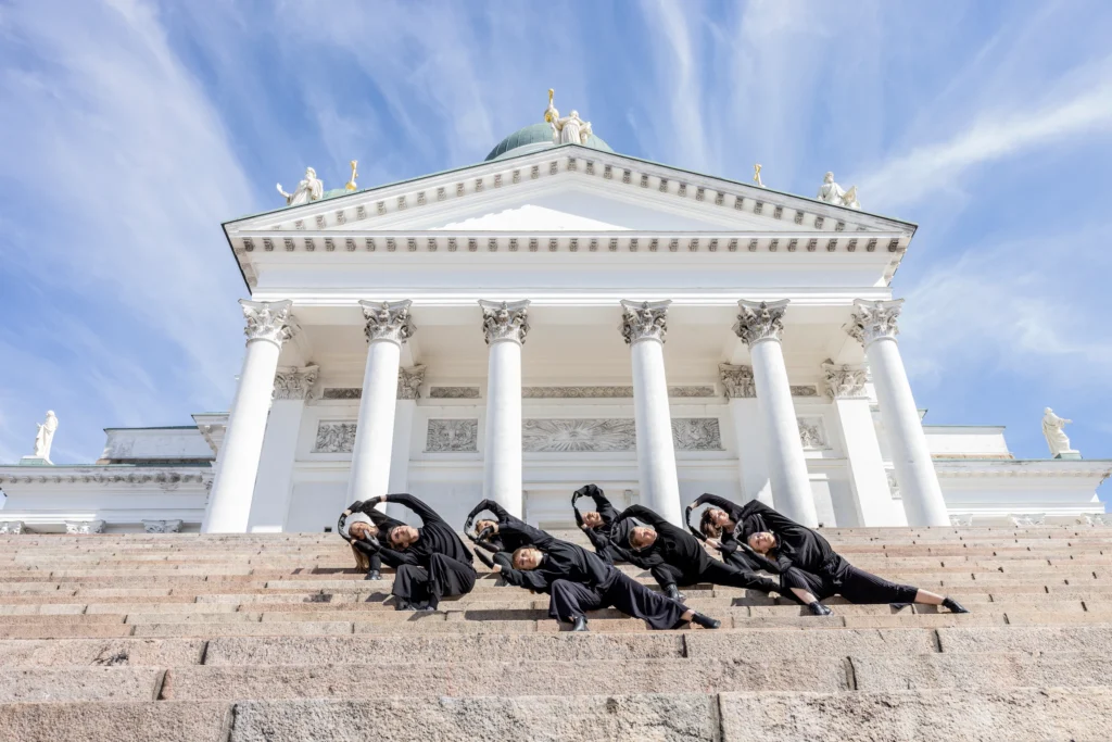 Tanssijat Senaatintorin portailla