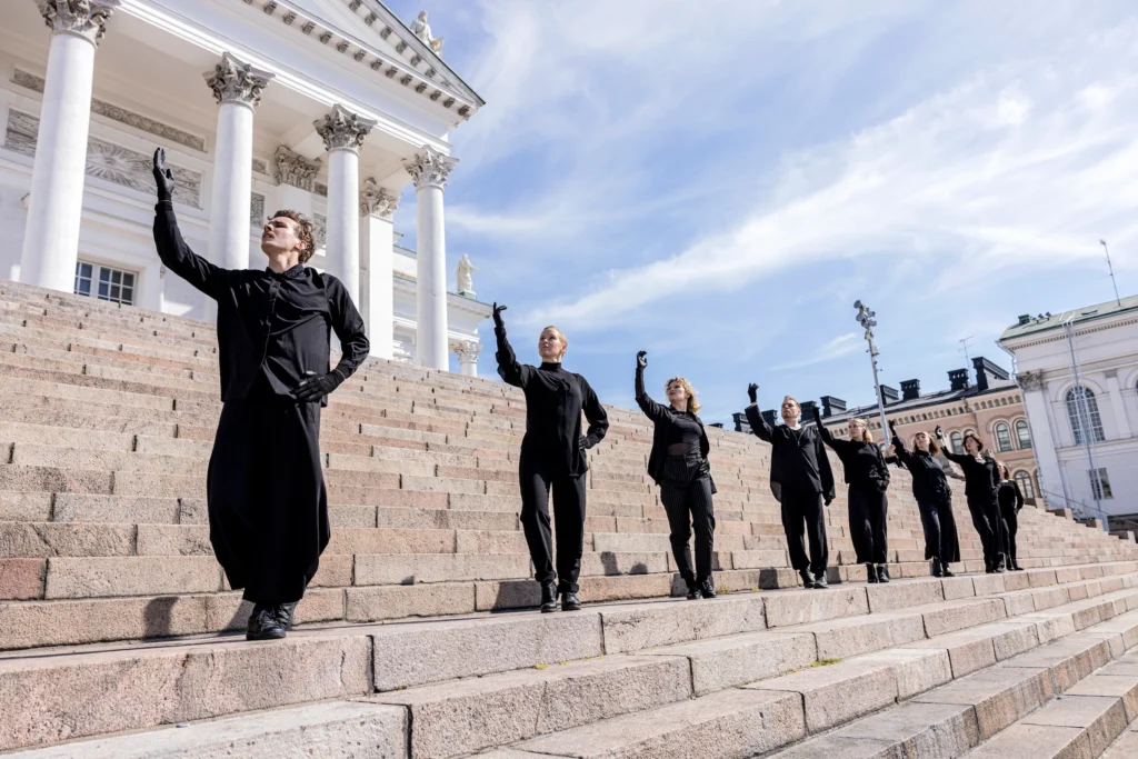 Tanssijat Senaatintorin portailla