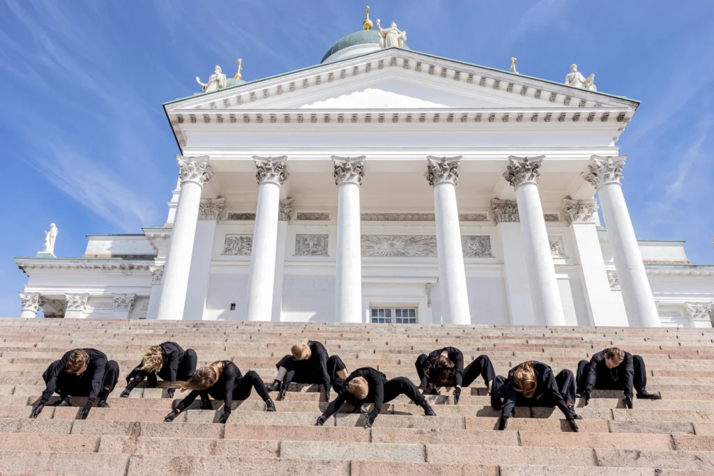 Tanssijat Senaatintorin portailla