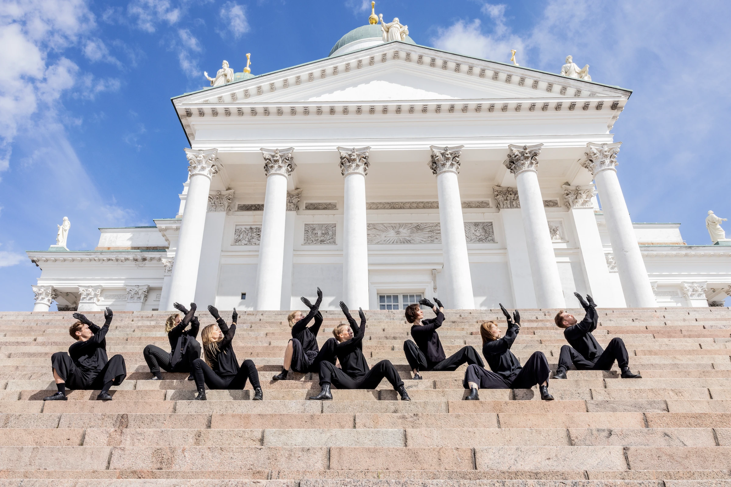 Tanssijat Senaatintorin portailla