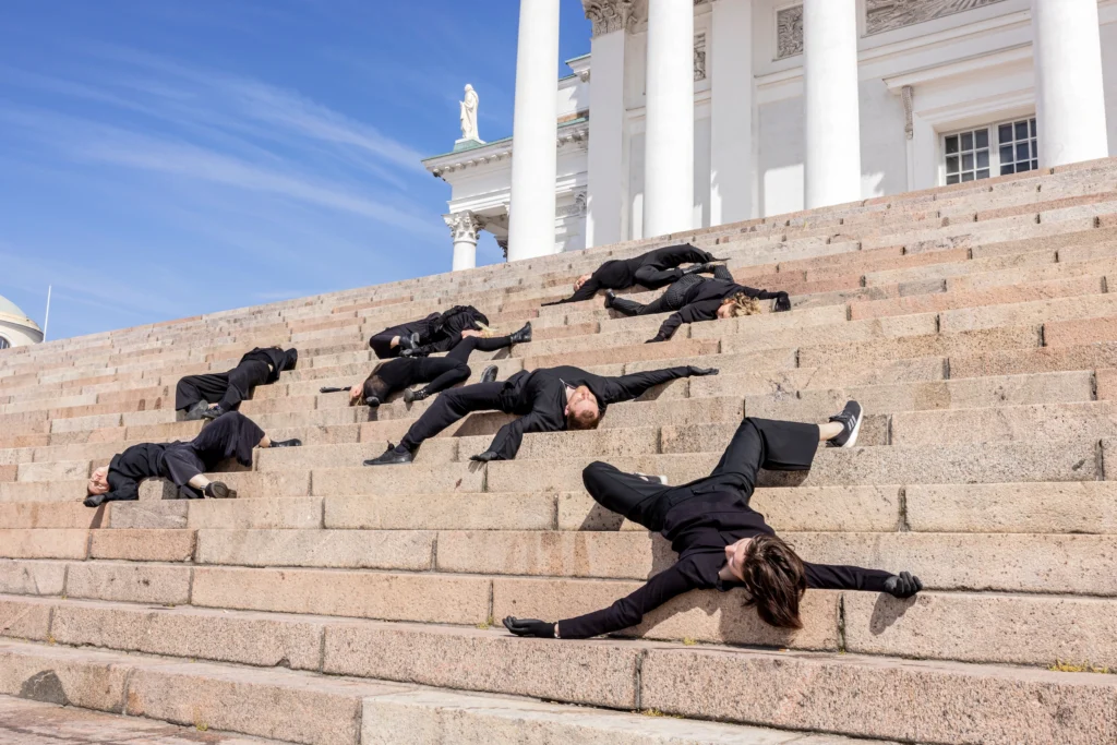 Tanssijat Senaatintorin portailla