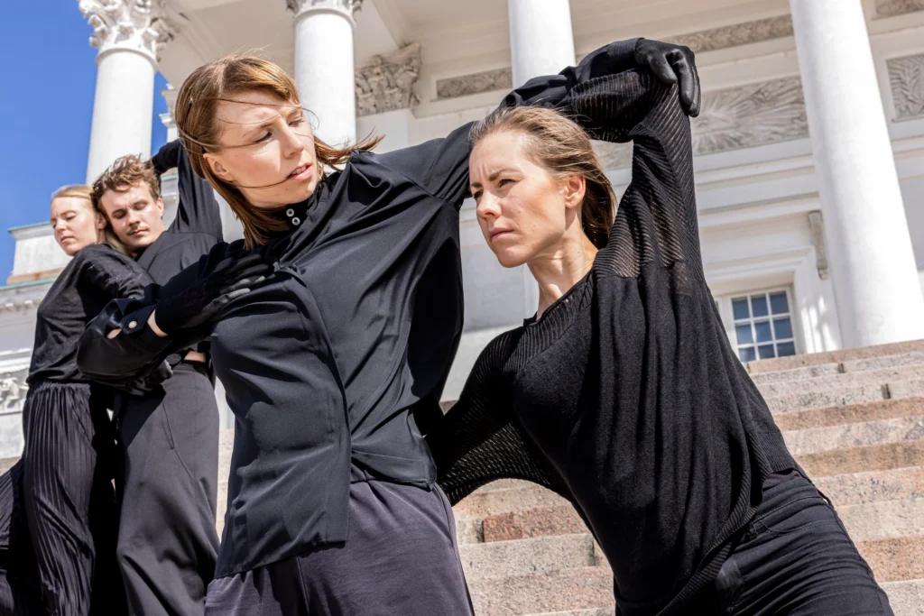 Tanssijat Senaatintorin portailla