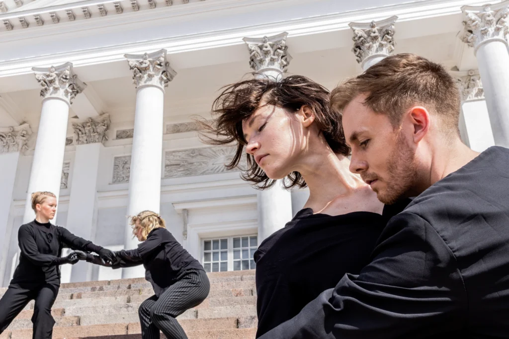 Tanssijat Senaatintorin portailla