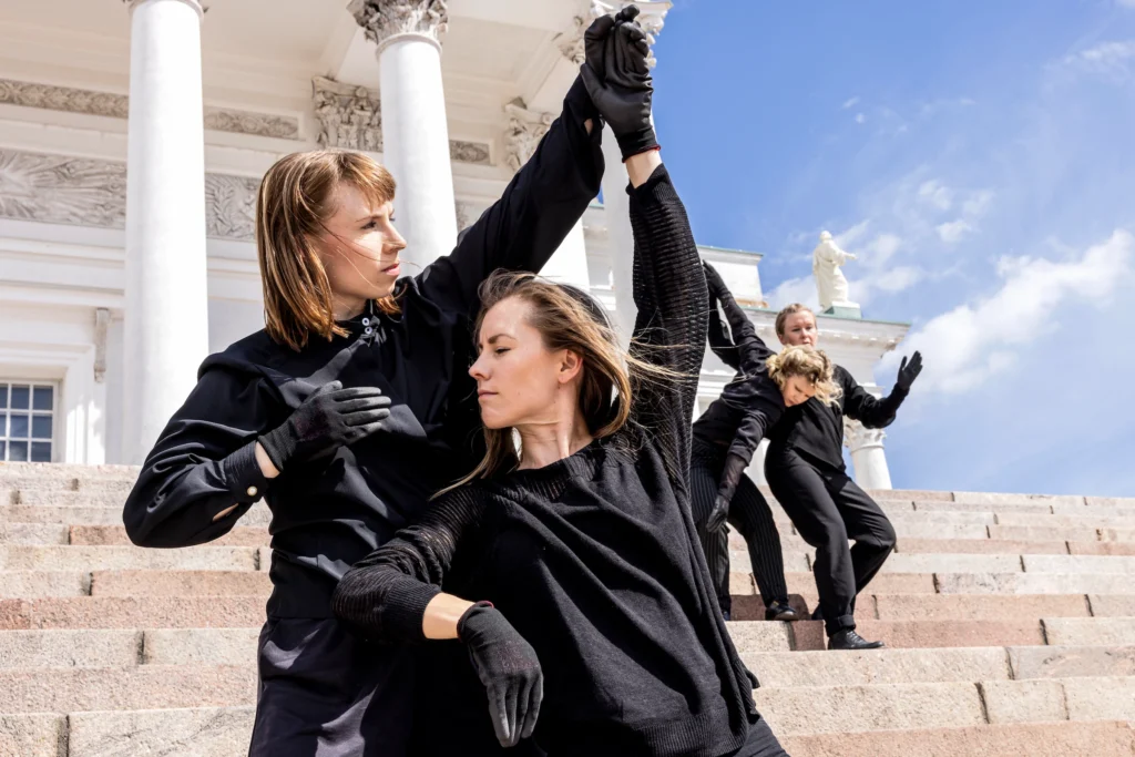 Tanssijat Senaatintorin portailla