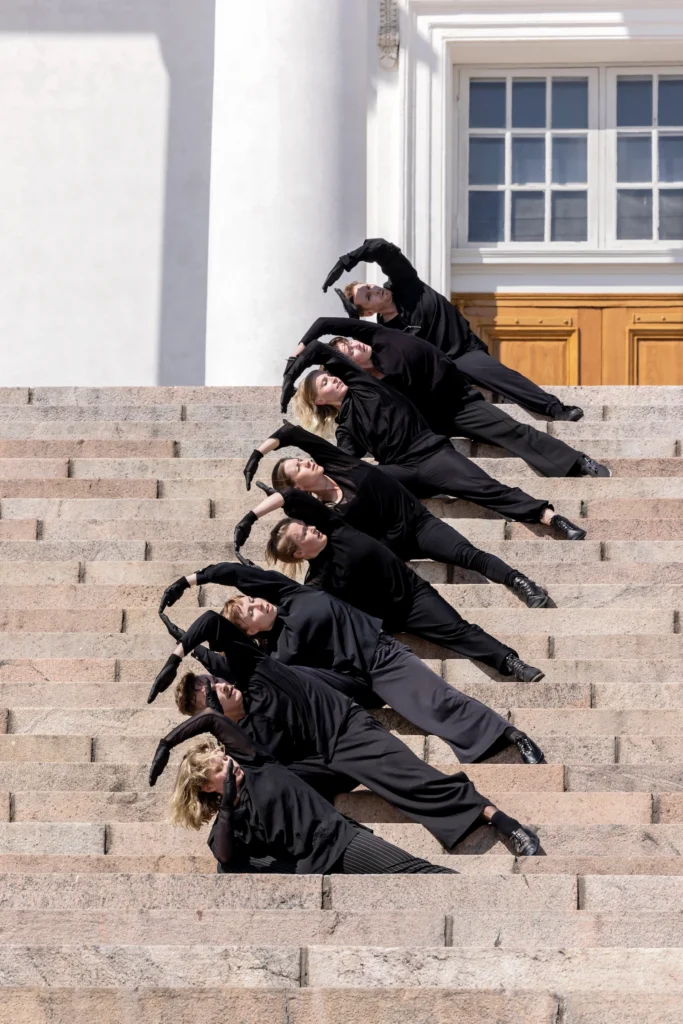 Tanssijat Senaatintorin portailla