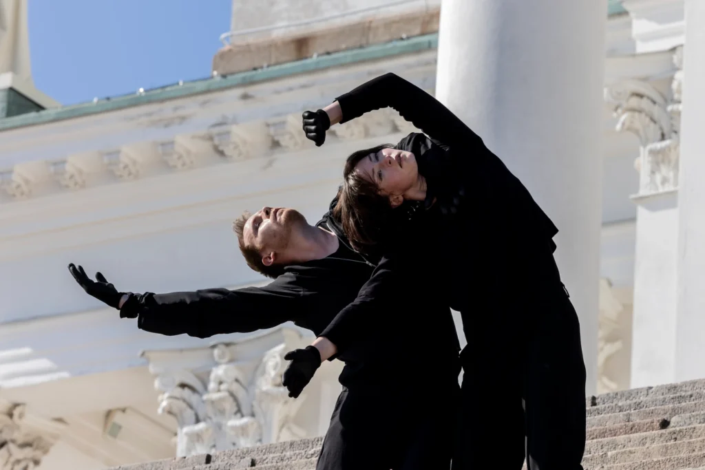 Tanssijat Senaatintorin portailla