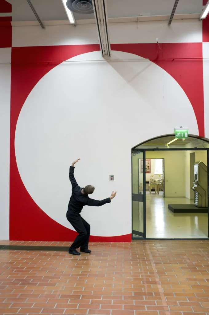 Tanssija Jaakko Simola tanssiteoksessa Anamorphic Variations