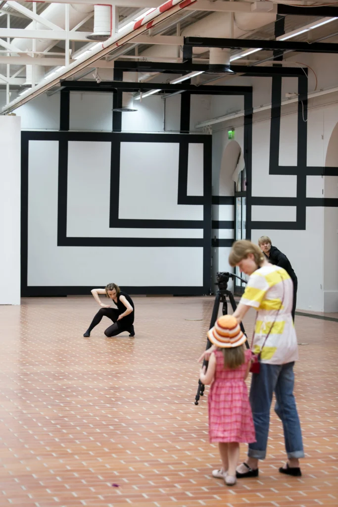 Tanssija Tanja Illukka ja yleisö Porin taidemuseossa