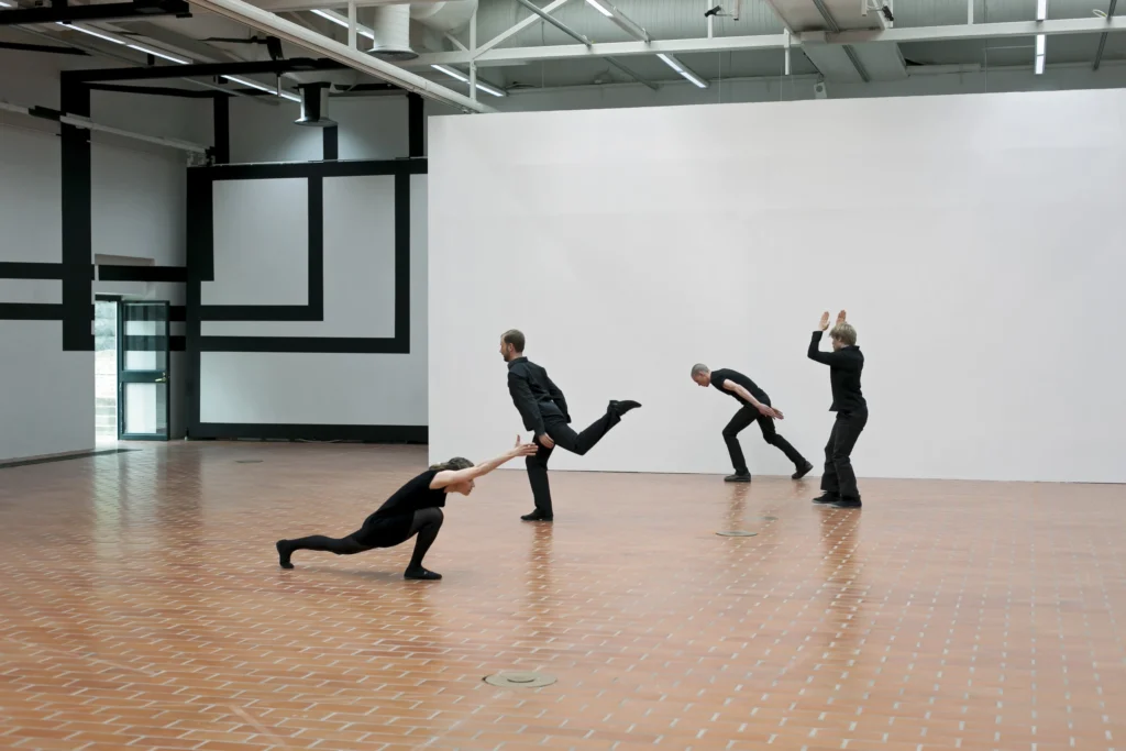 Tanssijat Tanja Illukka, Jaakko Simola, Ari Kauppila ja Ville Oinonen tanssiteoksessa Anamorphic Variations