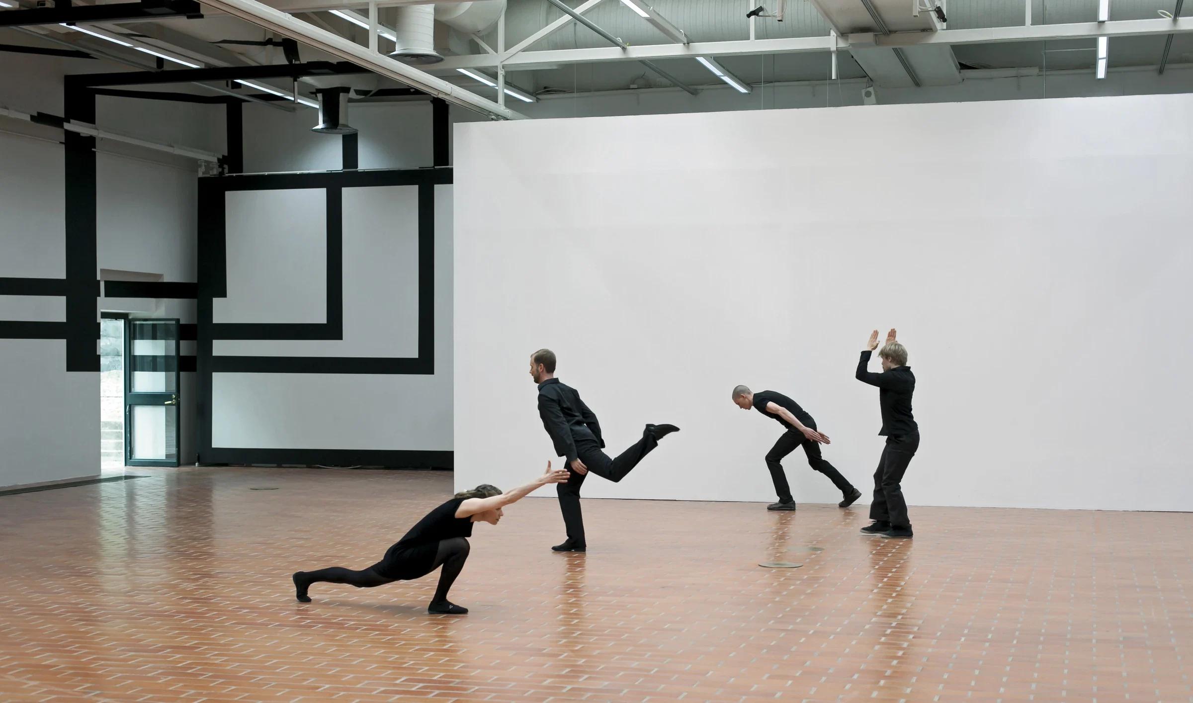 Tanssijat Tanja Illukka, Jaakko Simola, Ari Kauppila ja Ville Oinonen tanssiteoksessa Anamorphic Variations