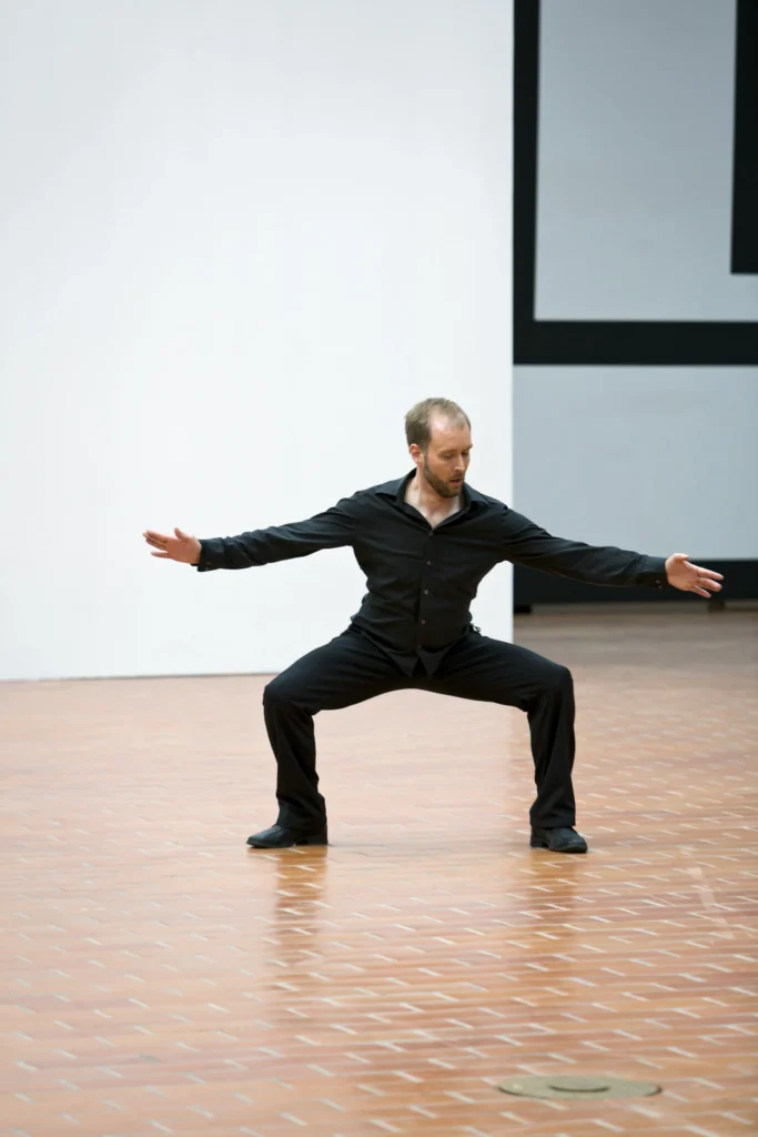 Tanssija Jaakko Simola tanssiteoksessa Anamorphic Variations