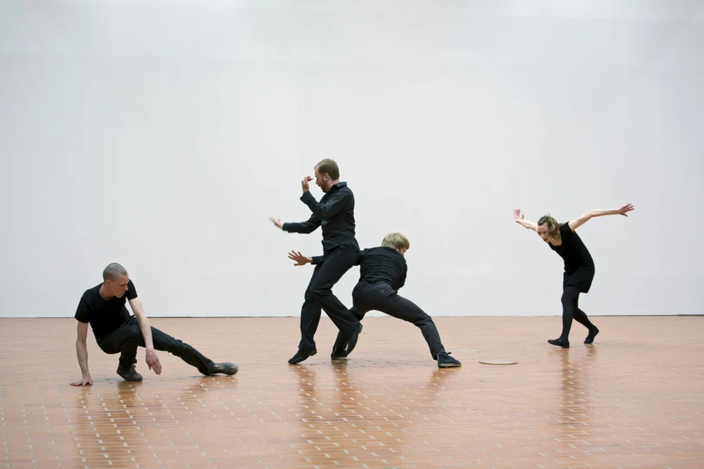 Tanssijat Ari Kauppila, Jaakko Simola, Ville Oinonen ja Tanja Illukka tanssiteoksessa Anamorphic Variations