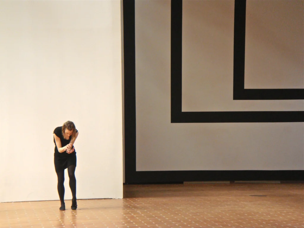 Tanssija Tanja Illukka tanssiteoksessa Anamorphic Variations