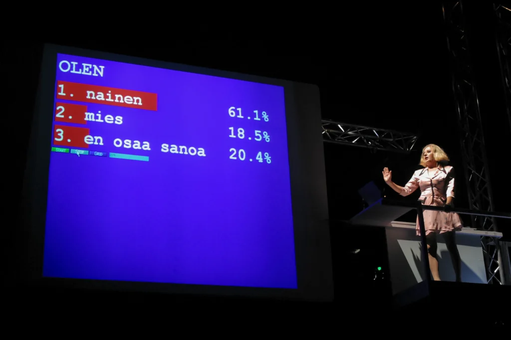 Performance-taiteilija Irma Optimisti tanssiteoksessa Paina Nappia!
