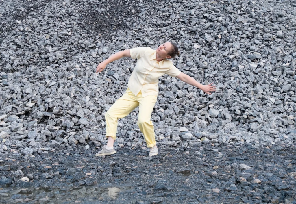 Tanssija Karen Eide Bøen teoksessa Stick Slip Theory